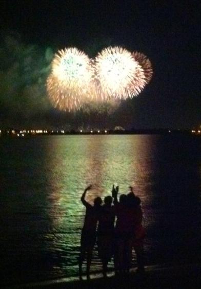 C'est moi le mec qui tiens la bouteille fièrement (merci Marc pour la photo)